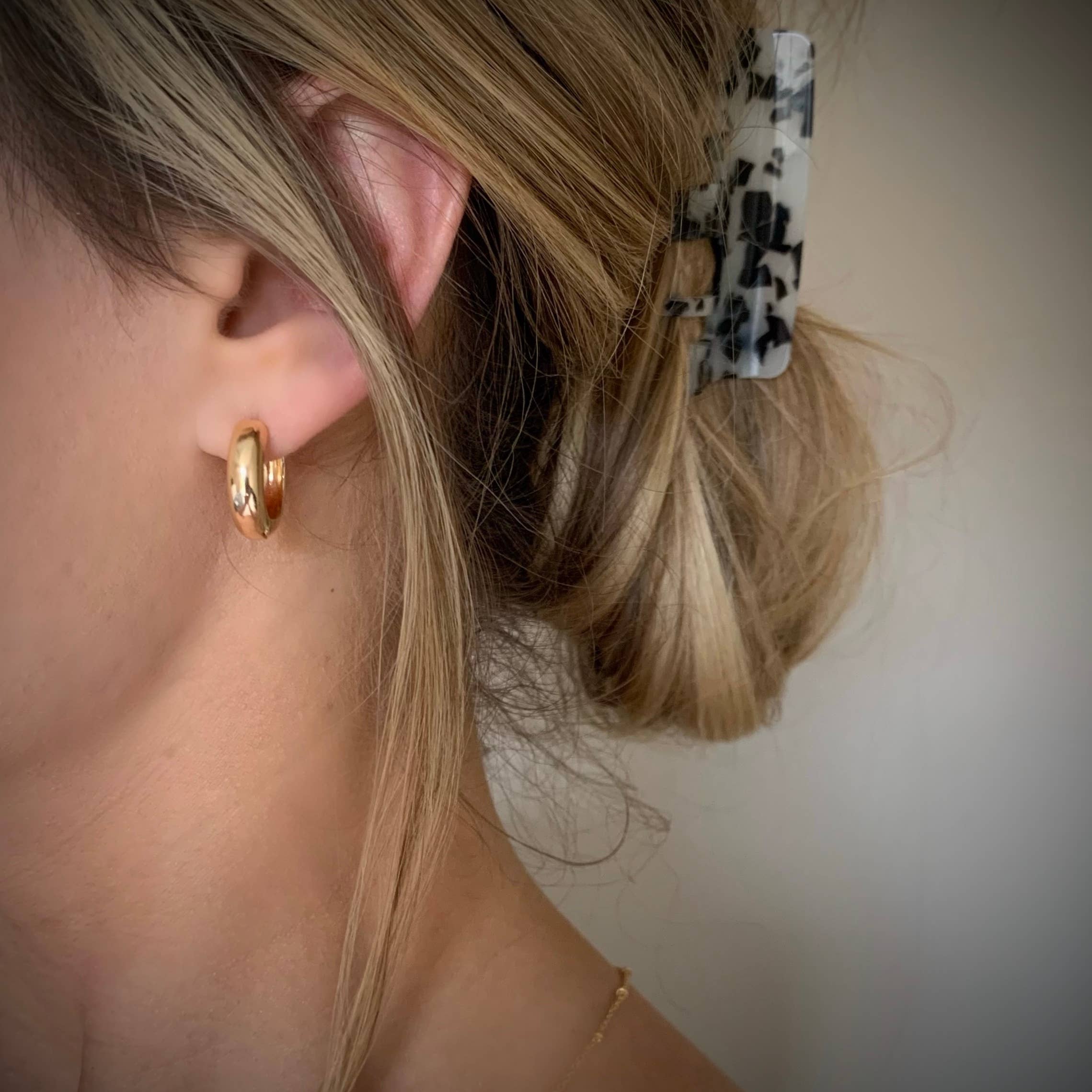 CHUBBIE HOOPS | gold | everyday hoop earrings | clasp hoops: 16mm