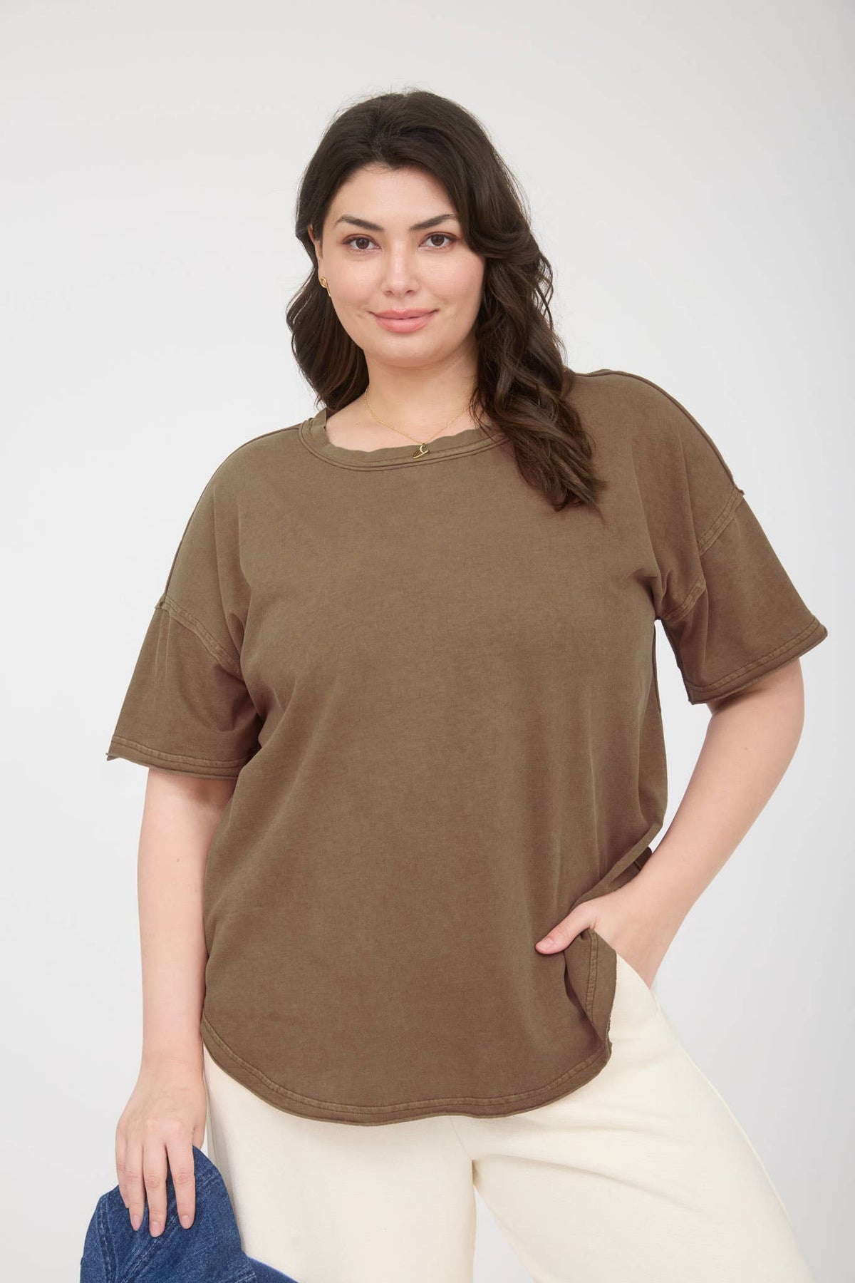 BROWN PLUS ROUND NECK SHORT SLEEVE EXPOSED SEAM KNIT TOP