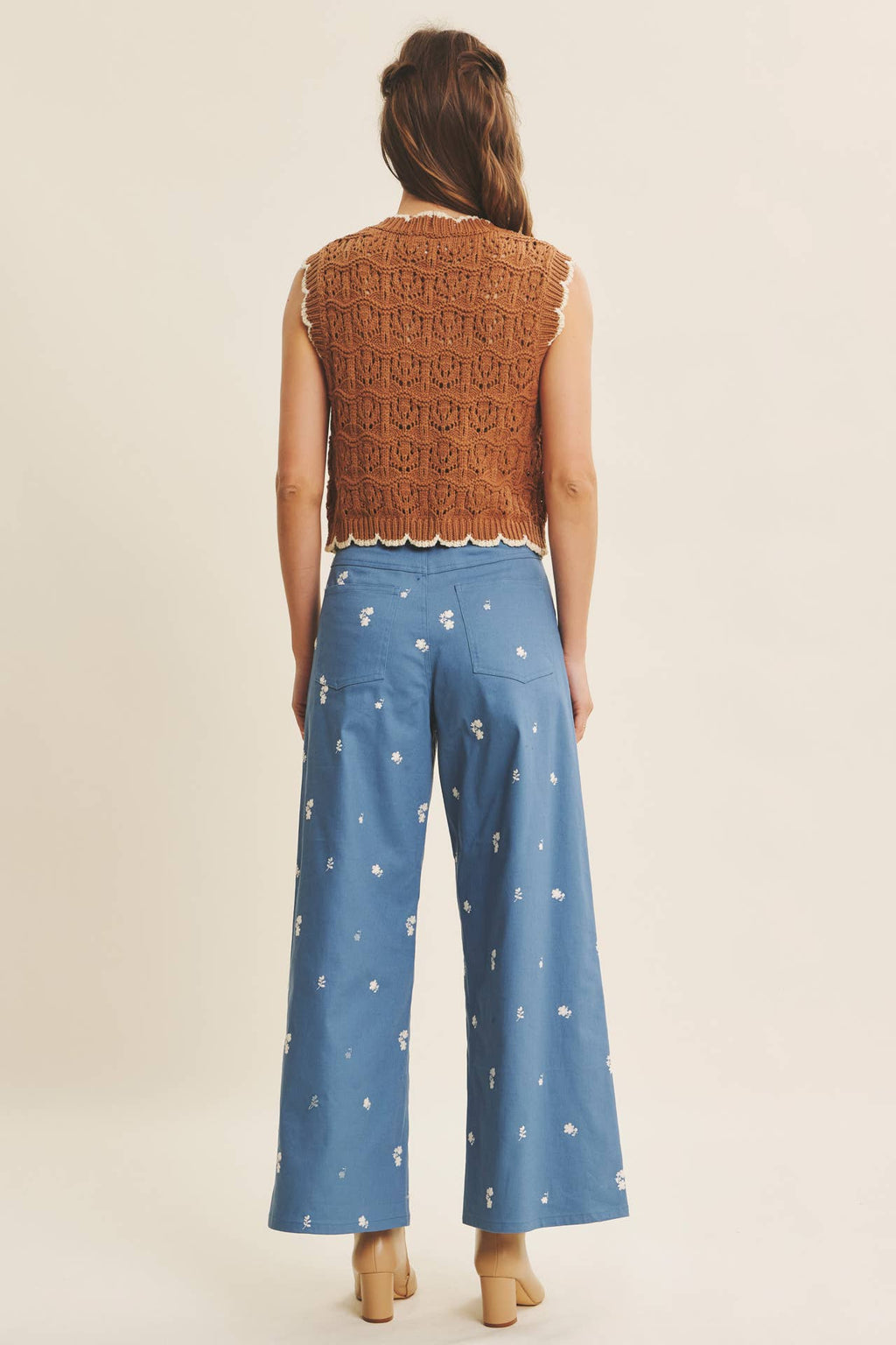 CROCHET SWEATER VEST W/ BOW DETAILS MOCHA