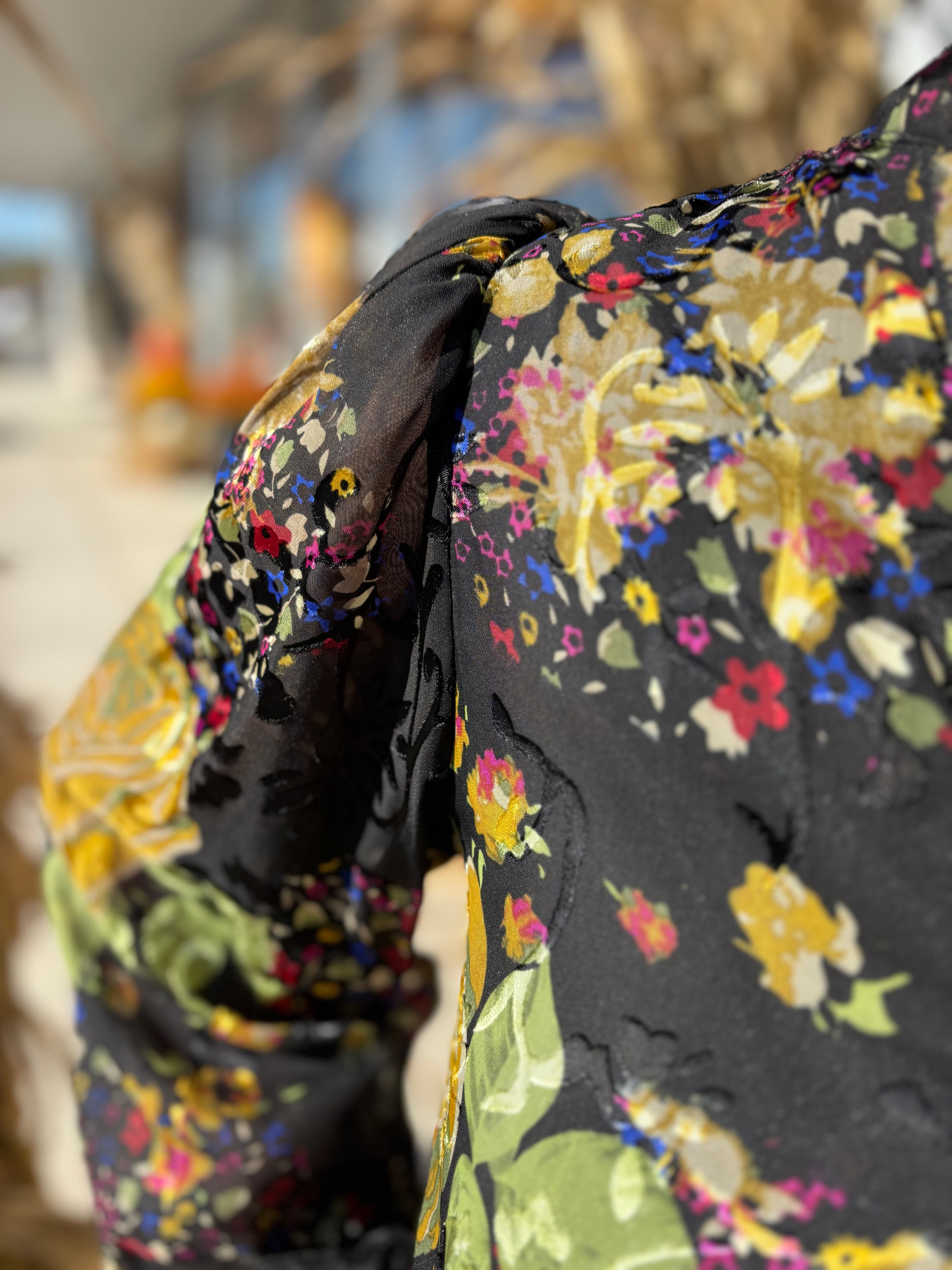 BLACK PUFF SLEEVE FLORAL TOP