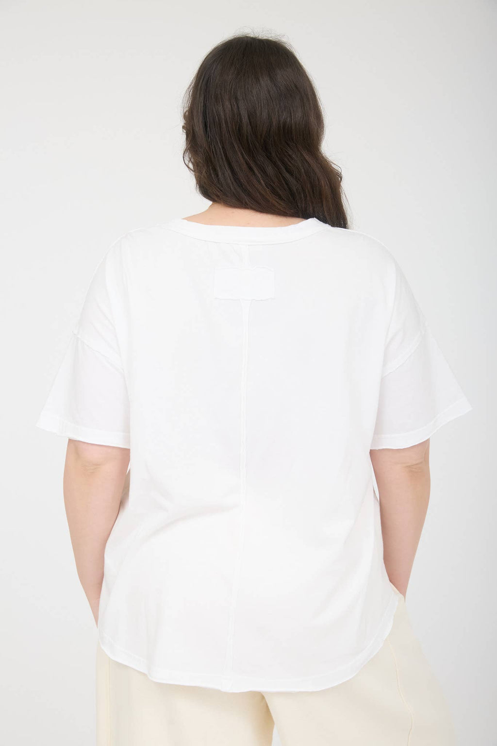 PLUS ROUND NECK SHORT SLEEVE EXPOSED SEAM KNIT TOP: WHITE