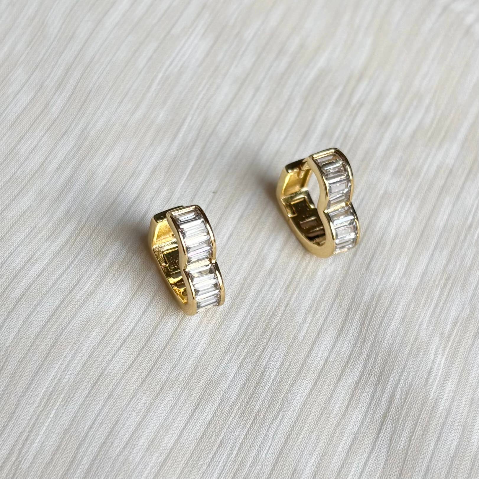 CRYSTAL HEART HOOPS |18k gold | clasp heart huggie hoop