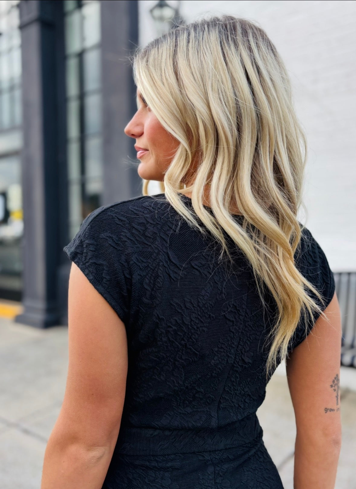 BLACK BELTED SHORT SLEEVE JACQUARD MIDI DRESS – BETWEEN THE VINES