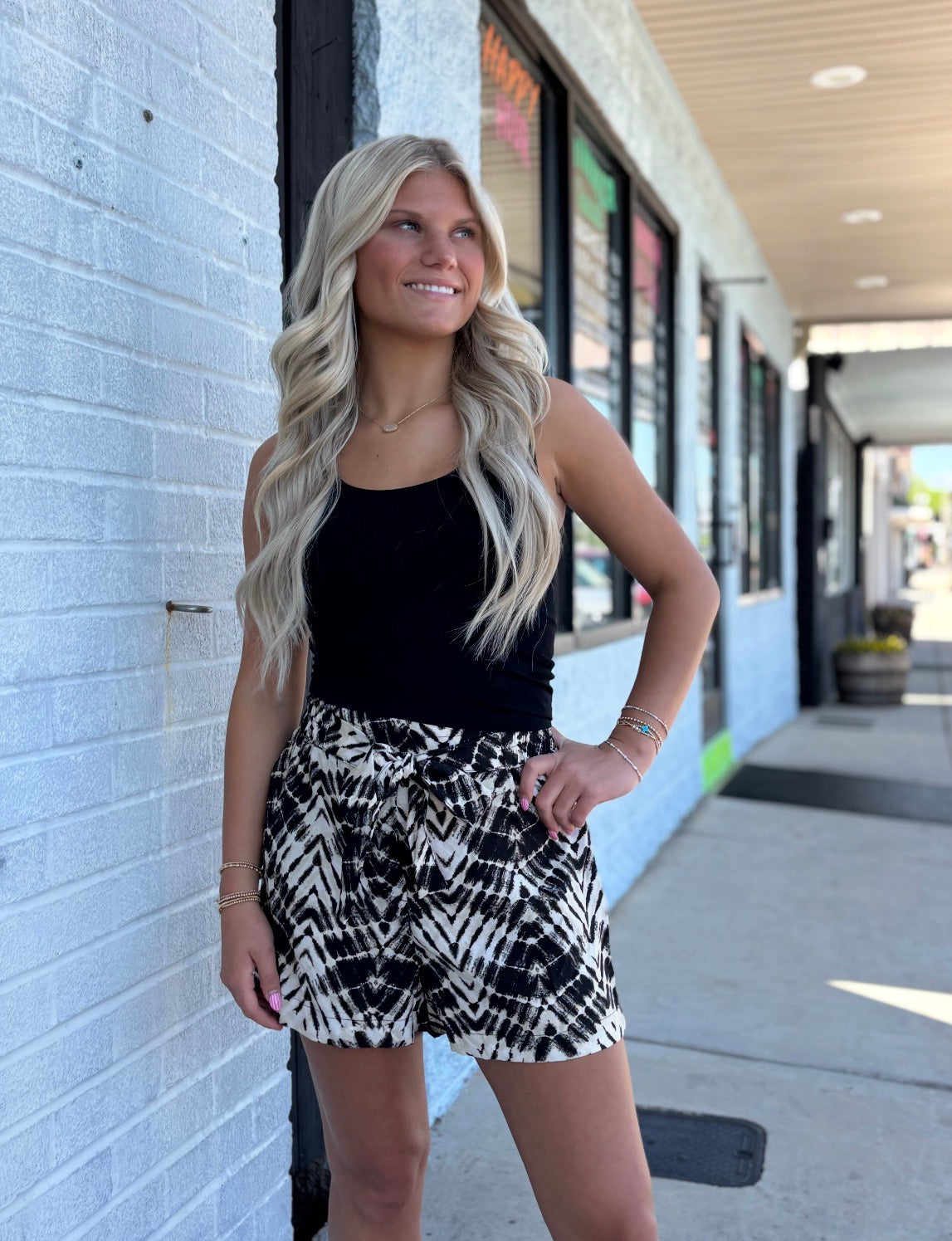 BLACK CREAM WOVEN SHORTS