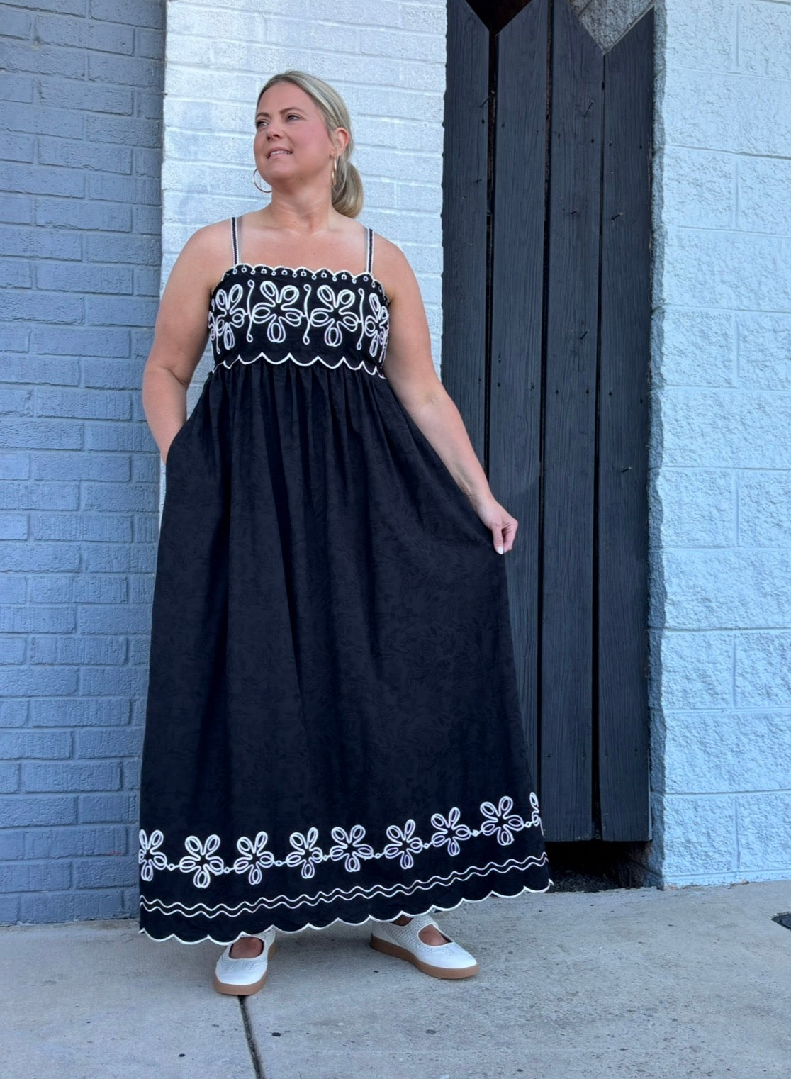BLACK/IVORY Embroidered Maxi Dress with Contrast Detail