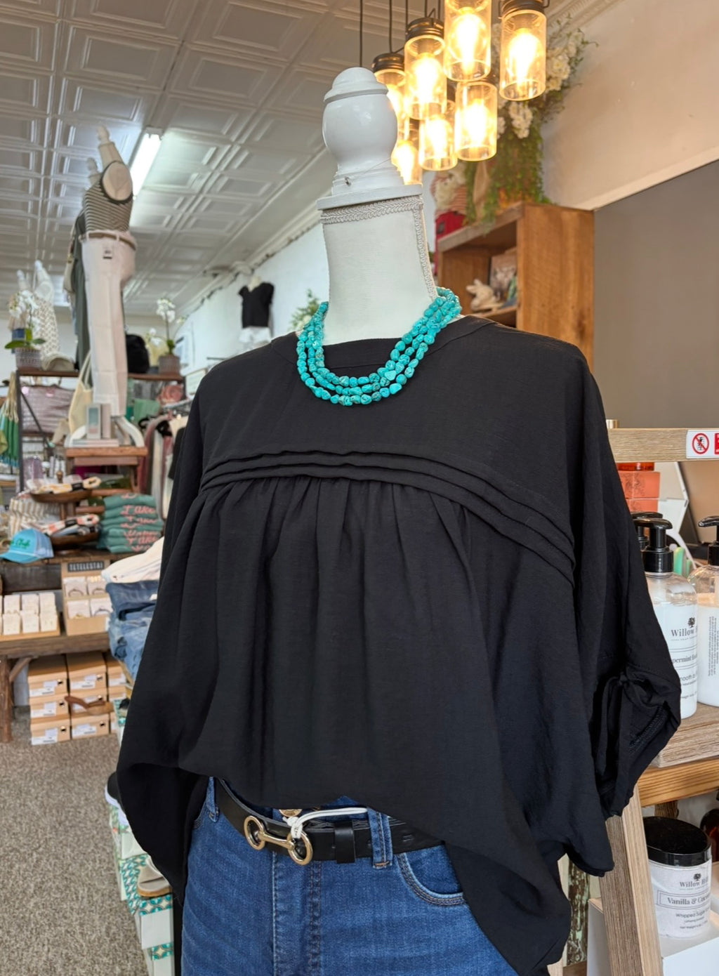 BLACK FLOWY SHORT SL BLOUSE
