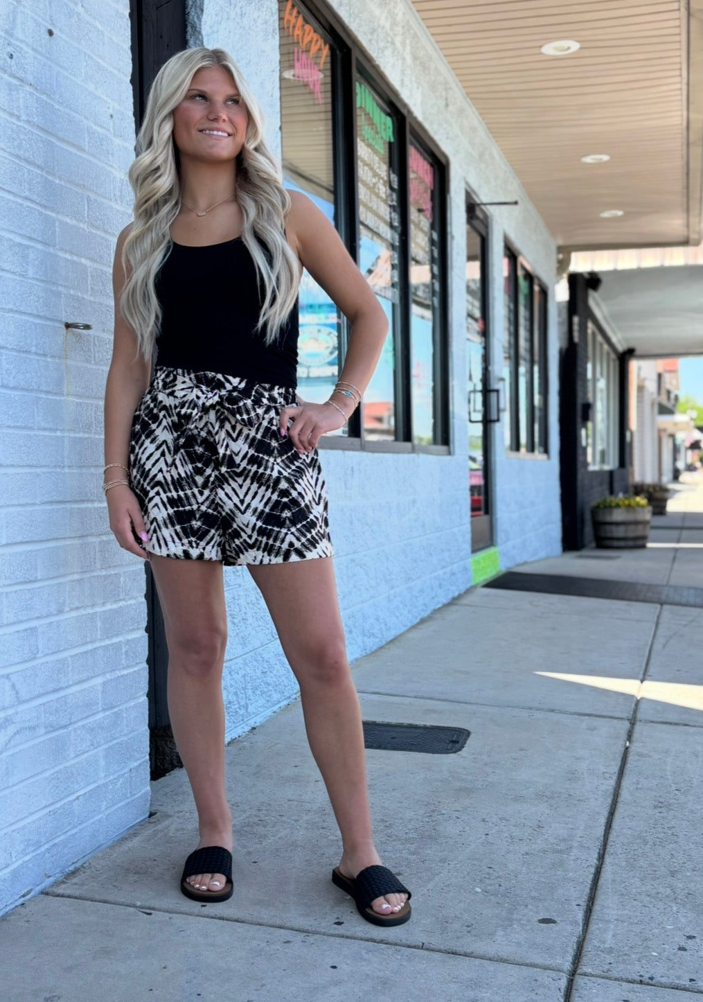 BLACK CREAM WOVEN SHORTS