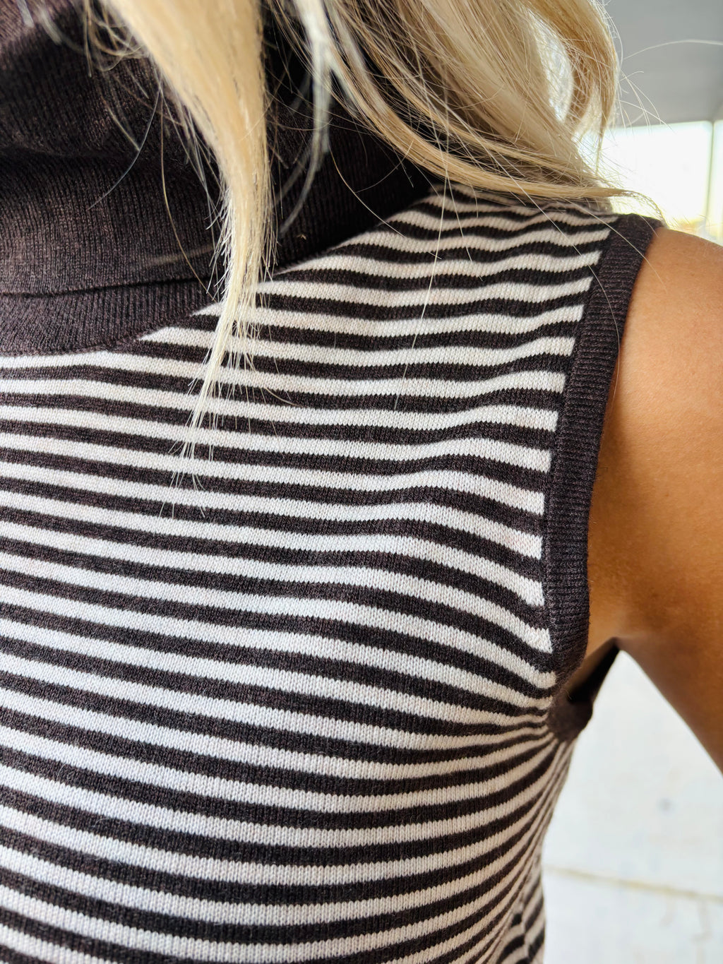 BROWN STRIPED TURTLENECK SLLEVELESS SWEATER VEST