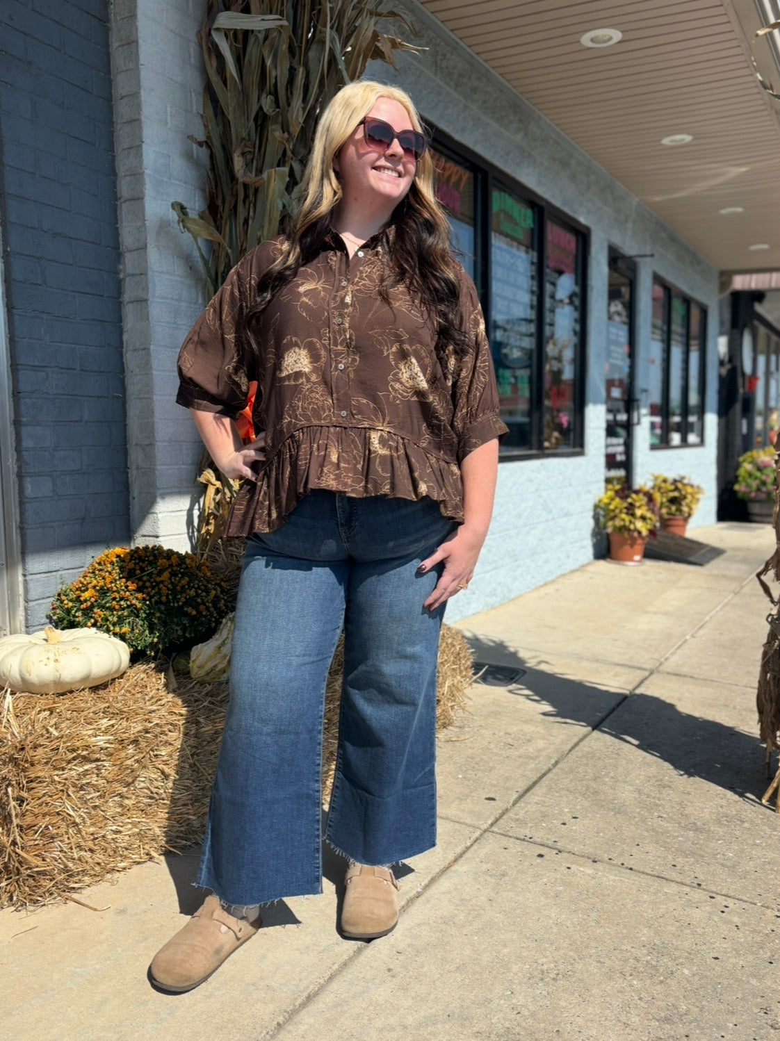 BROWN FLORAL BLOUSE W/RUFFLE HEM