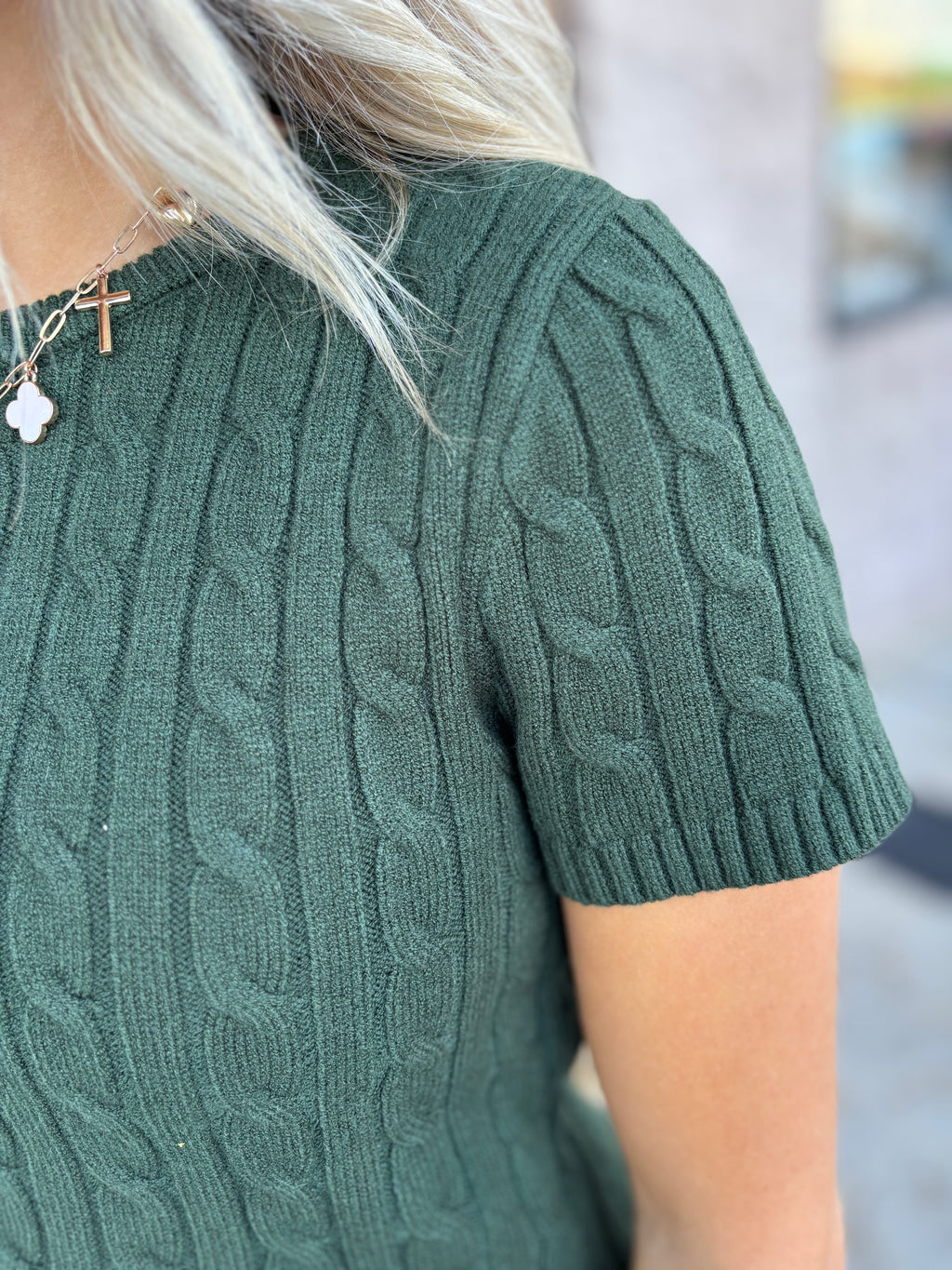 SHORT SLEEVE CABLE SWEATER TOP: DK GREEN / XS