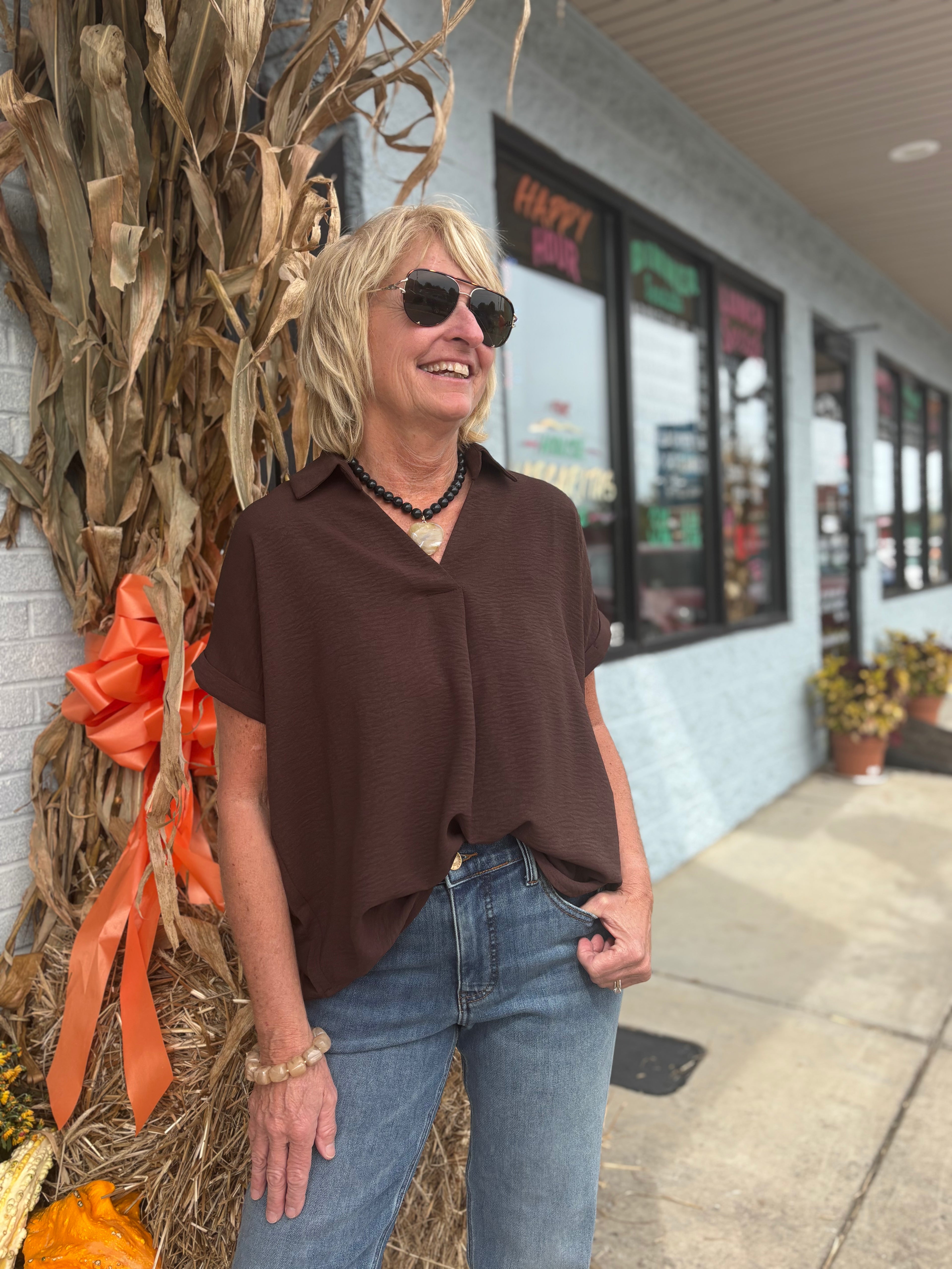 BROWN SHORT SLEEVE COLLAR TOP