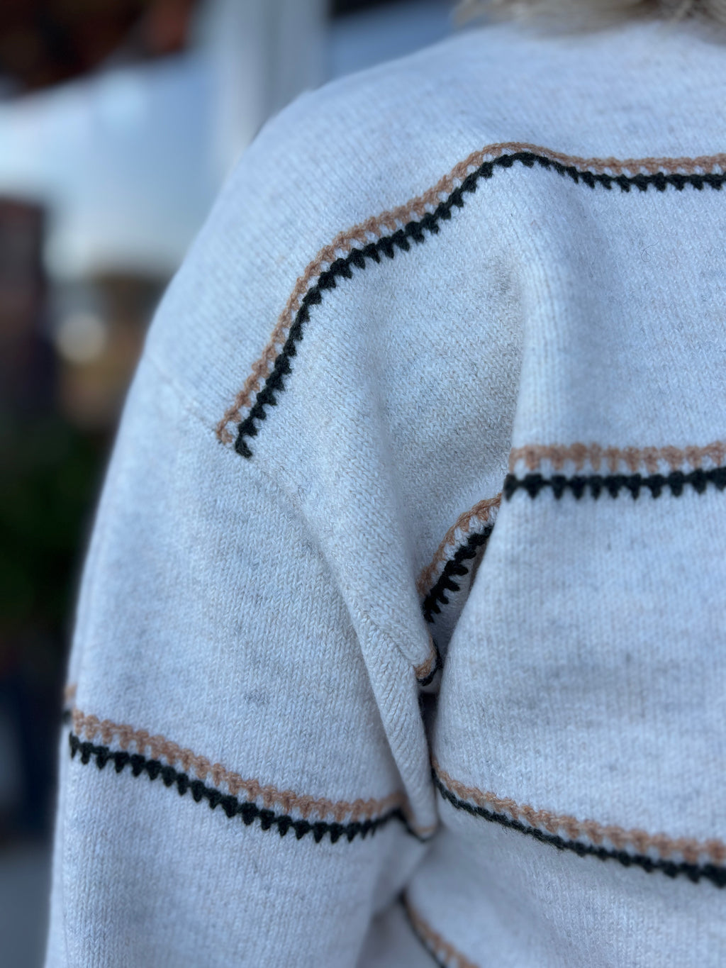 OLIVE CAMEL IVORY CREW NECK SWEATER