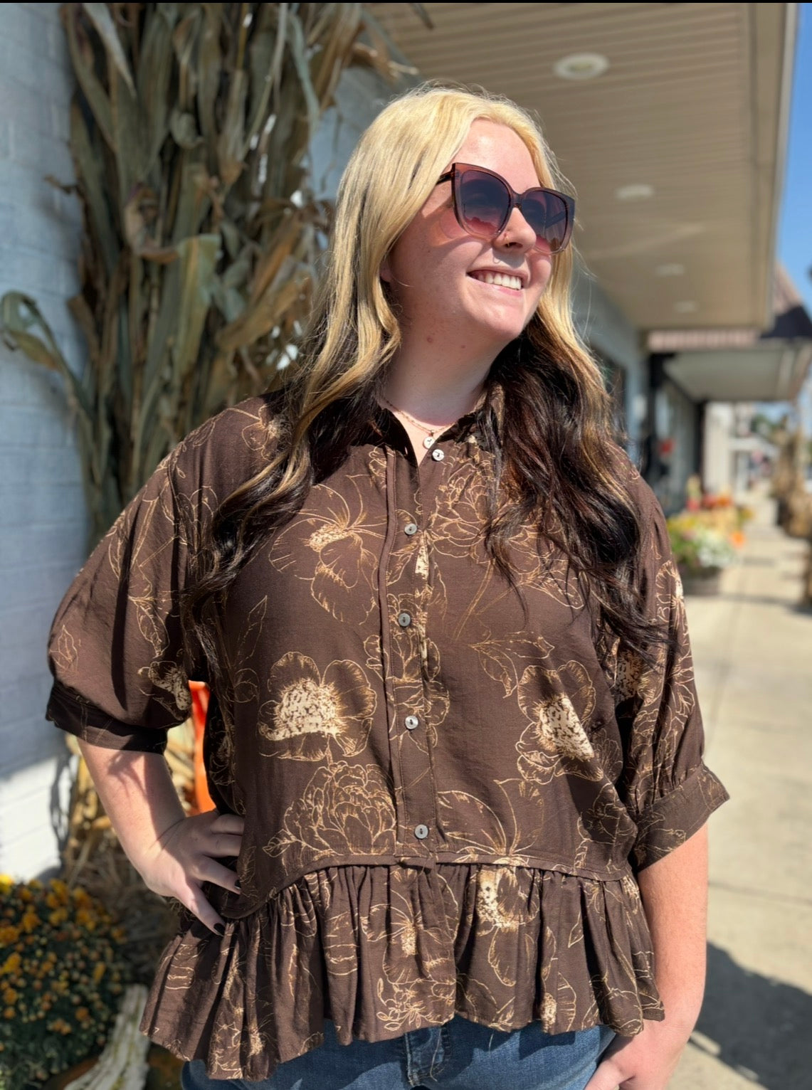 BROWN FLORAL BLOUSE W/RUFFLE HEM