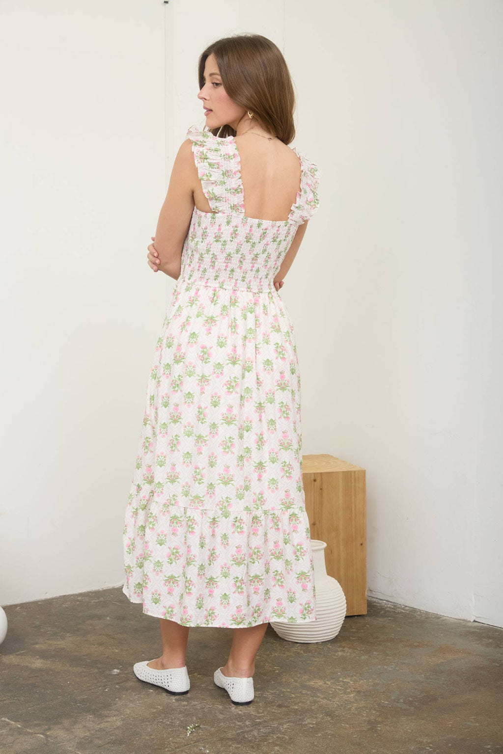 FLORAL TILE PATTERN SMOCKED SLEEVELESS MIDI DRESS: PINK MULTI