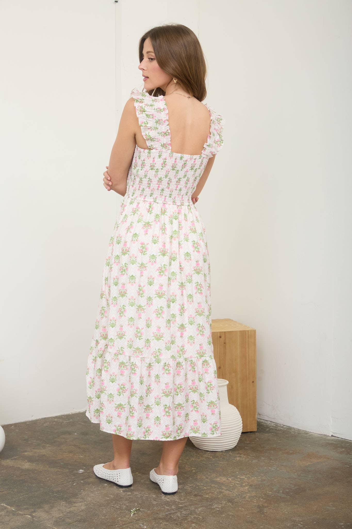 FLORAL TILE PATTERN SMOCKED SLEEVELESS MIDI DRESS: PINK MULTI