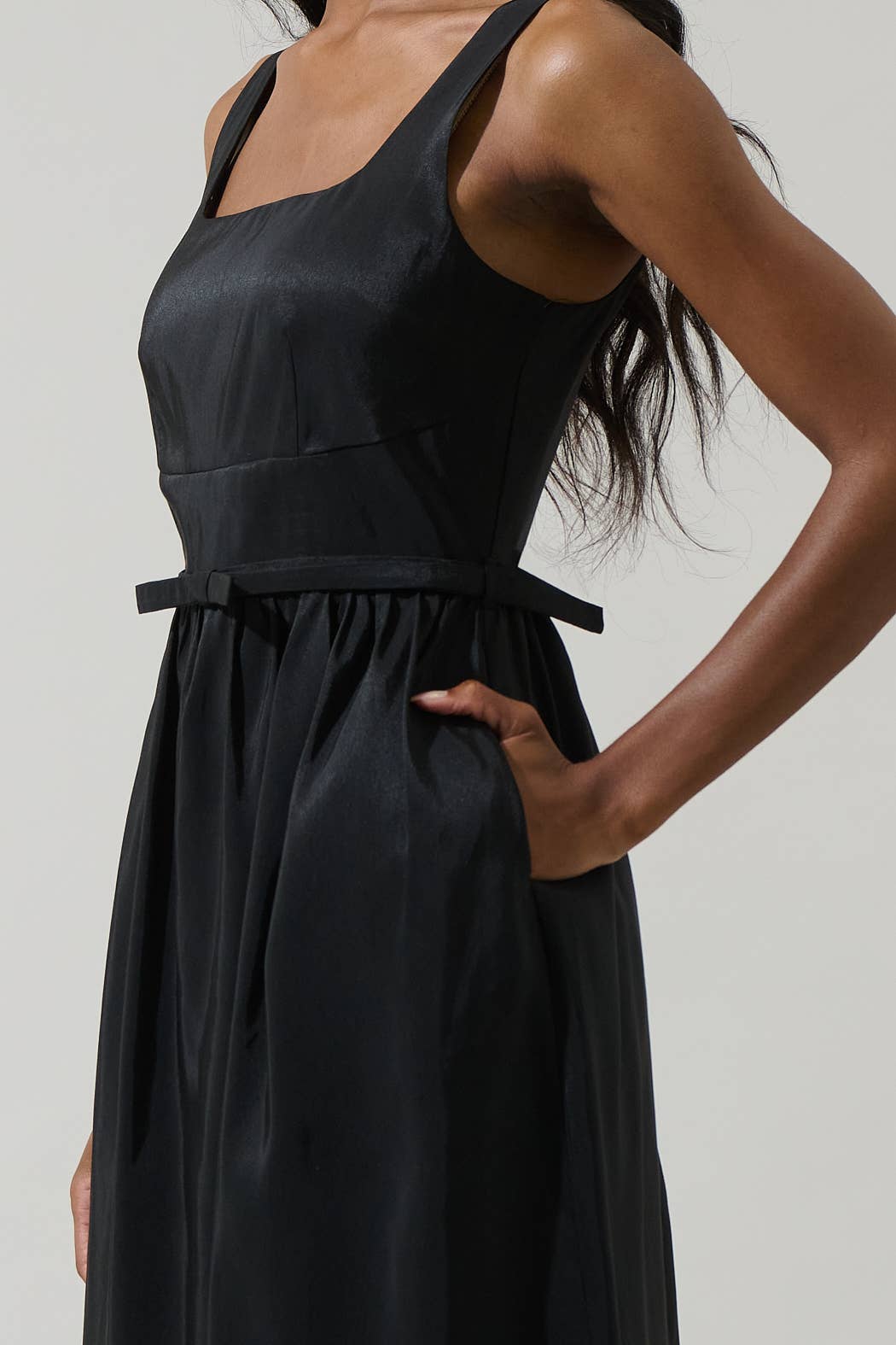 Alani Clio Pleated Midi Dress: Black