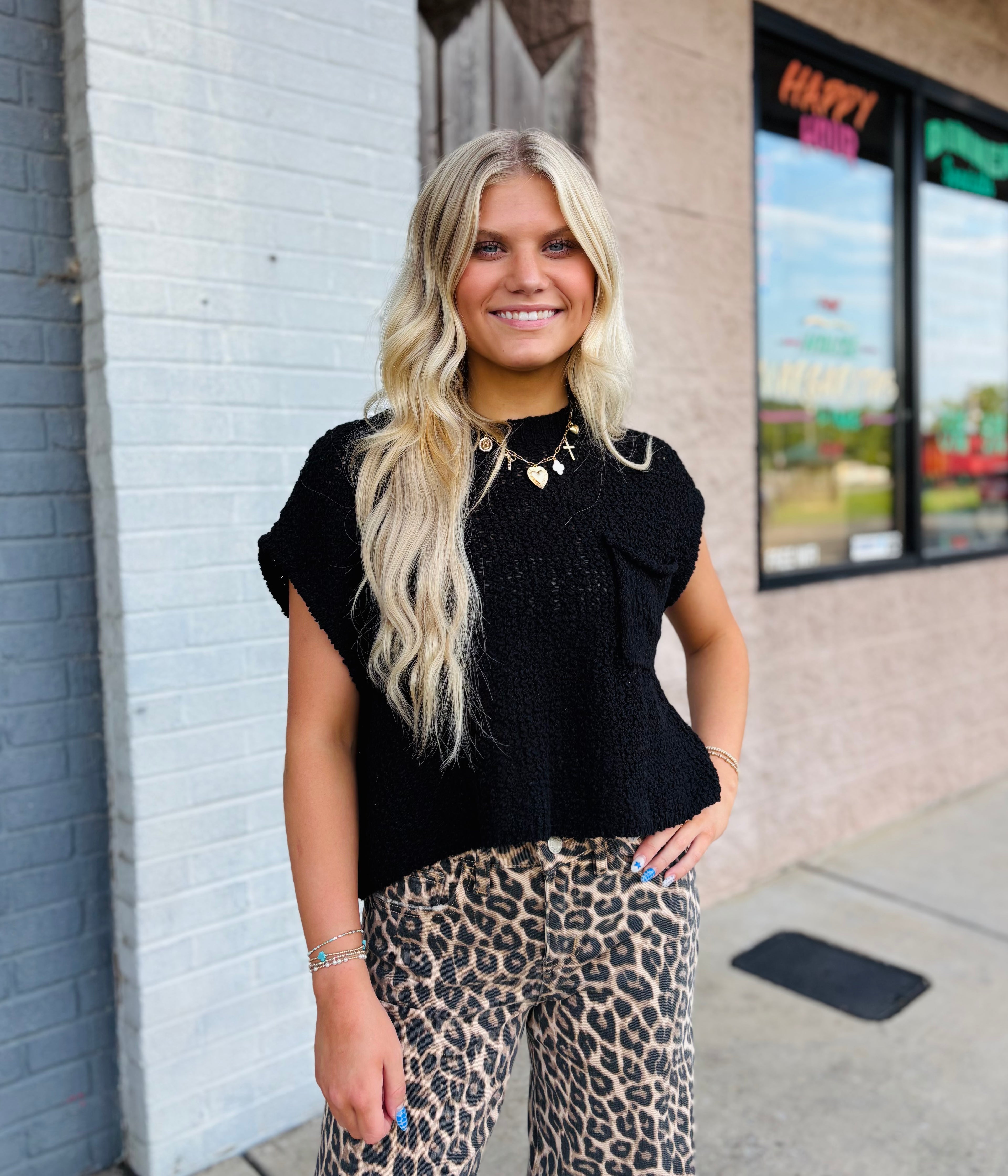 BLACK SLEEVELESS SWEATER