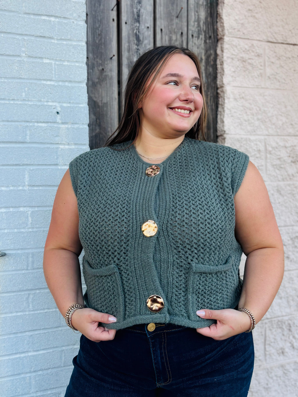 PINE BUTTON CLOSURE KNIT VEST TOP