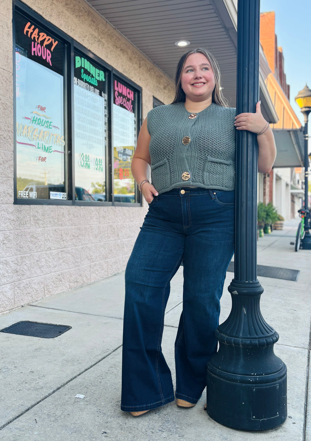 PINE BUTTON CLOSURE KNIT VEST TOP