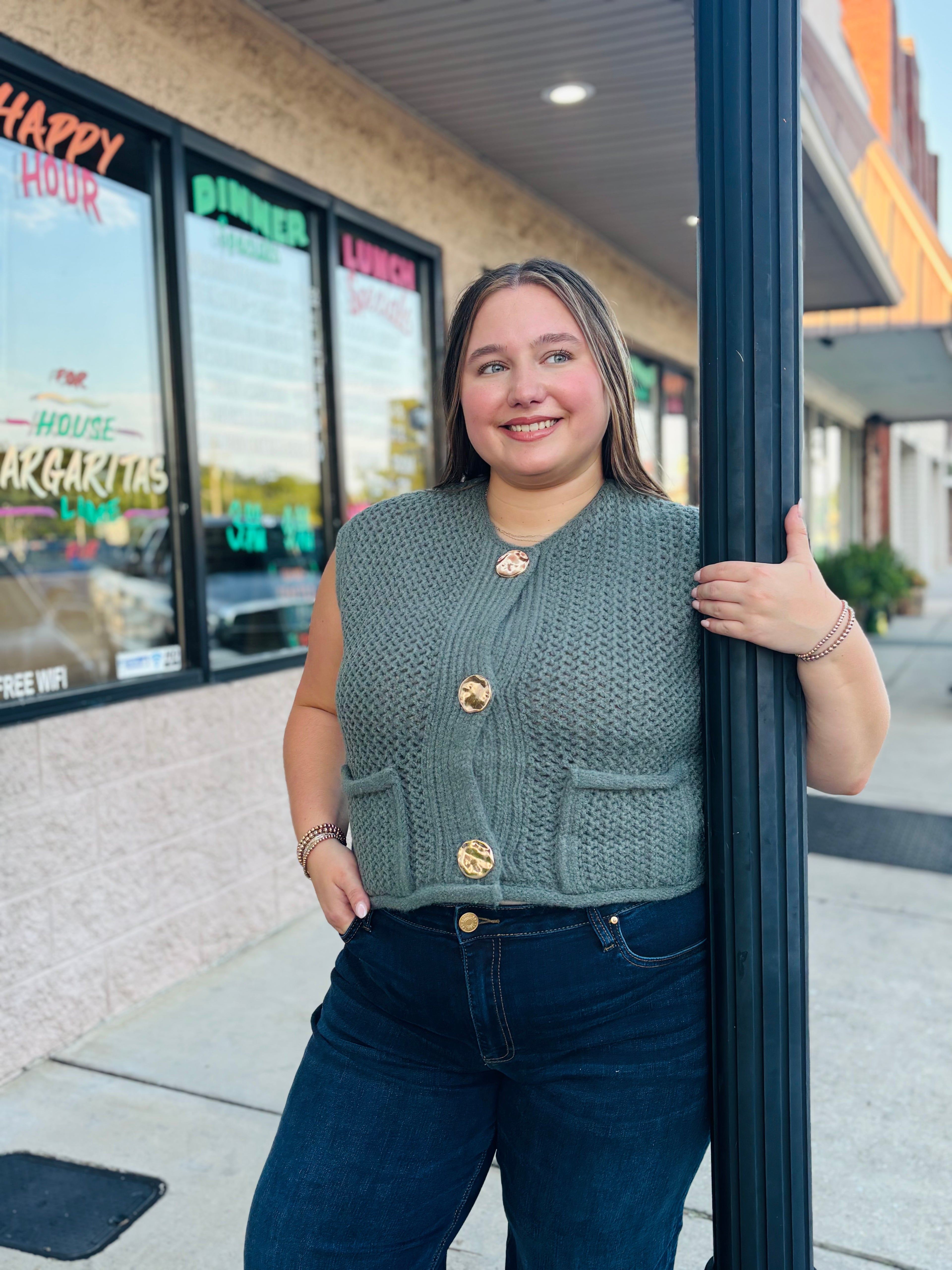PINE BUTTON CLOSURE KNIT VEST TOP