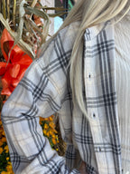 OVERSIZED PLAID FLANNEL W/ FRONT POCKET GREY S/M