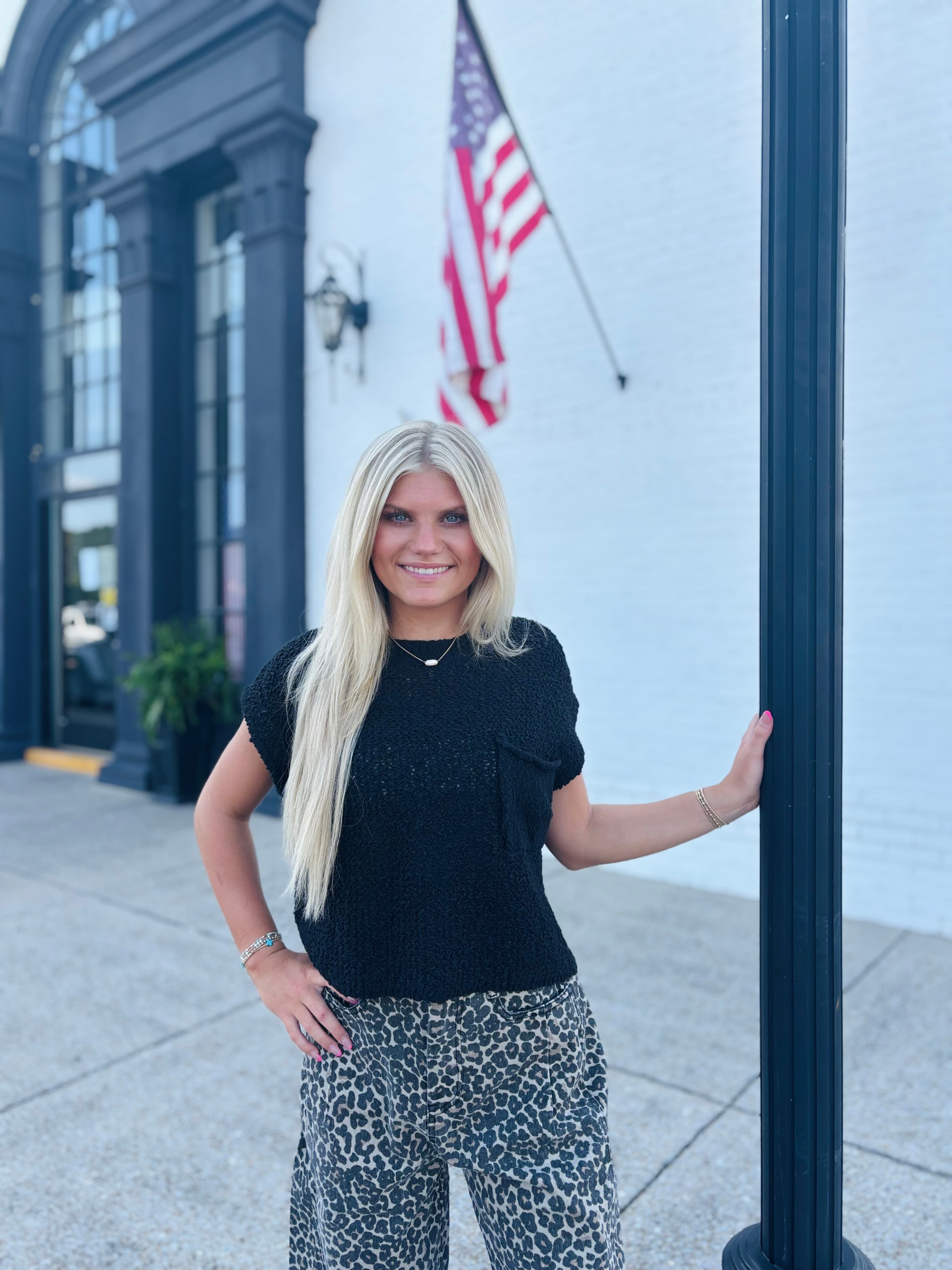 BLACK SLEEVELESS SWEATER