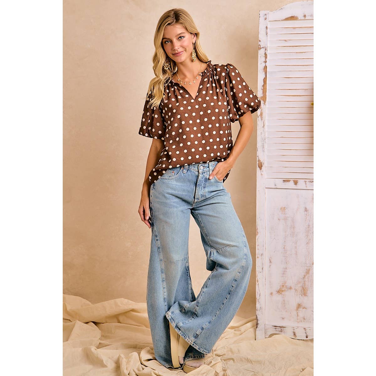 DK MOCHA/IVORY POLKA DOT PRINTED WOVEN RUFFLED V NECK TOP